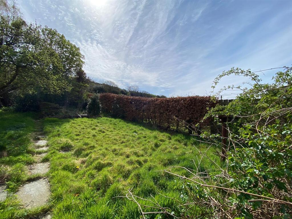 Hall Bower Lane, Huddersfield 3 bed semidetached house £150,000