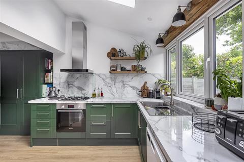 23 Hazelbank Close, Liphook, GU30 7BZ