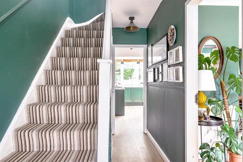 23 Hazelbank Close, Liphook, GU30 7BZ
