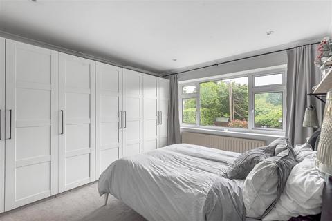 23 Hazelbank Close, Liphook, GU30 7BZ