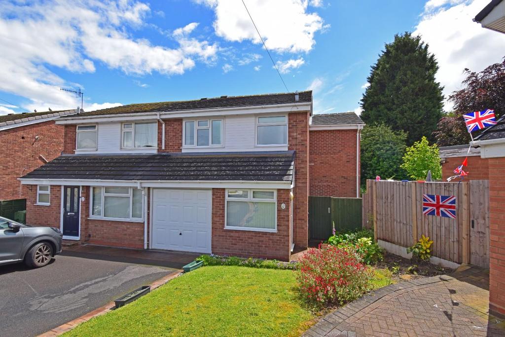 24 Dovecote Road, Bromsgrove... 3 bed semidetached house £300,000