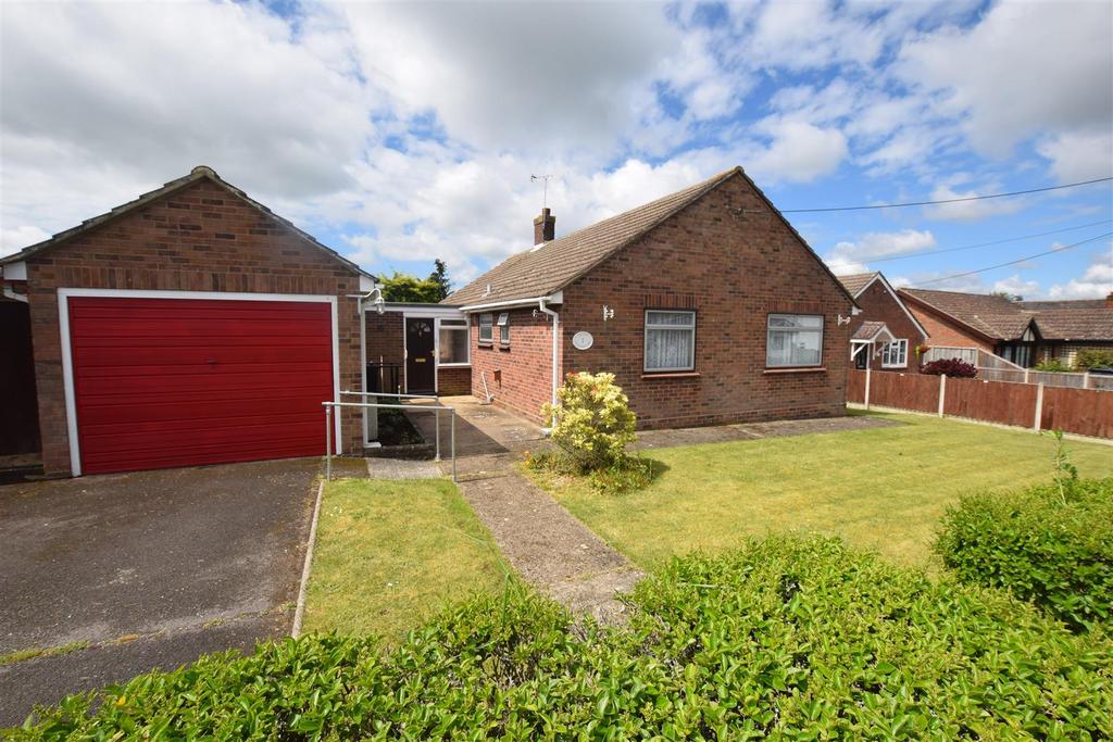 Wellands Close, Wickham 3 bed bungalow £1,450 pcm (£335 pw)