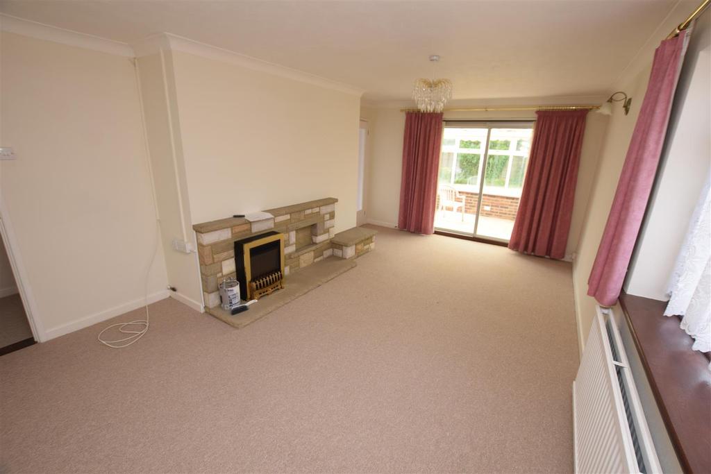 Wellands Close, Wickham 3 bed bungalow £1,450 pcm (£335 pw)
