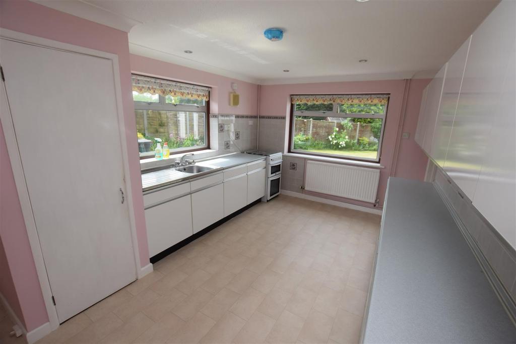 Wellands Close, Wickham 3 bed bungalow £1,450 pcm (£335 pw)