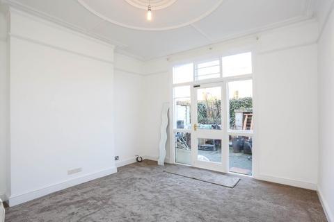 2 bedroom flat to rent, LOUISVILLE ROAD, BALHAM, SW17