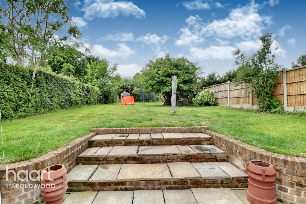 Tees Drive, Romford 3 bed semidetached house £575,000