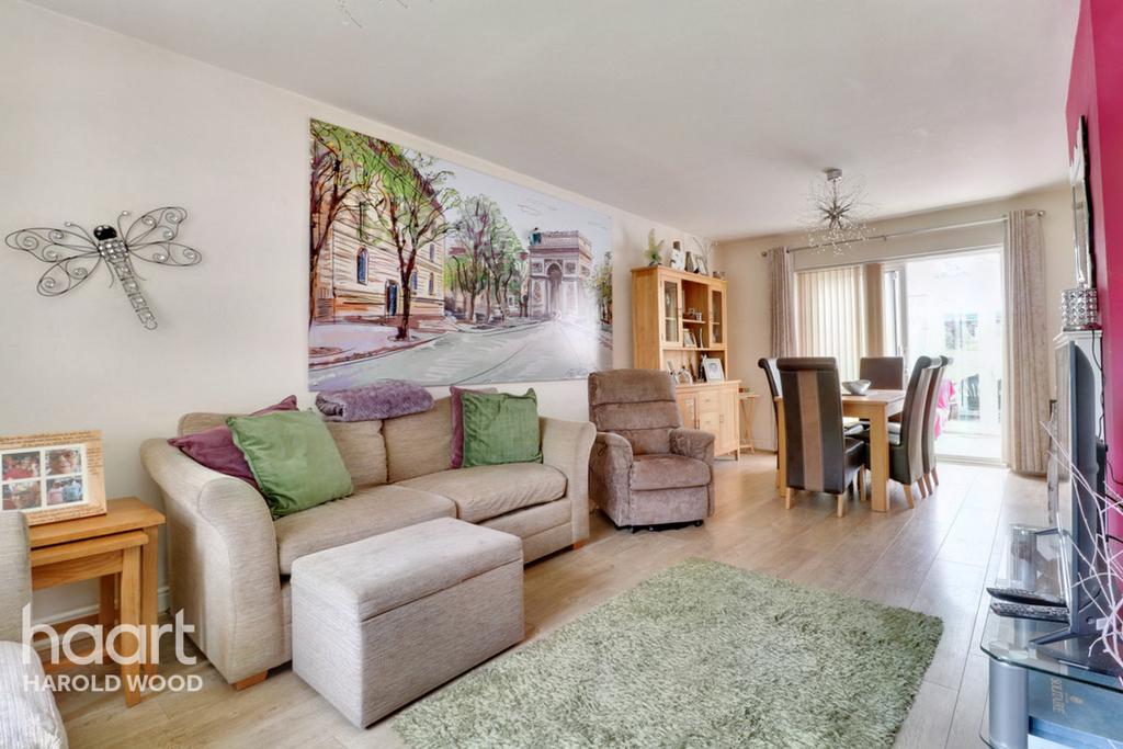 Tees Drive, Romford 3 bed semidetached house £575,000