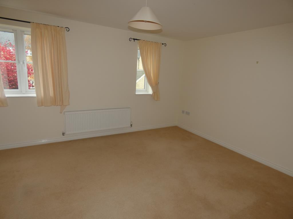 Bluebell Way, Carterton, Oxon, OX18 3 bed townhouse £1,300 pcm (£300 pw)