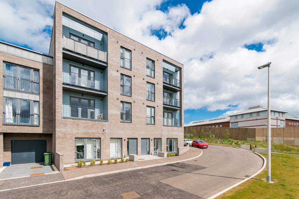 18 Gaskell Street, Edinburgh, EH14 2 bed flat £220,000