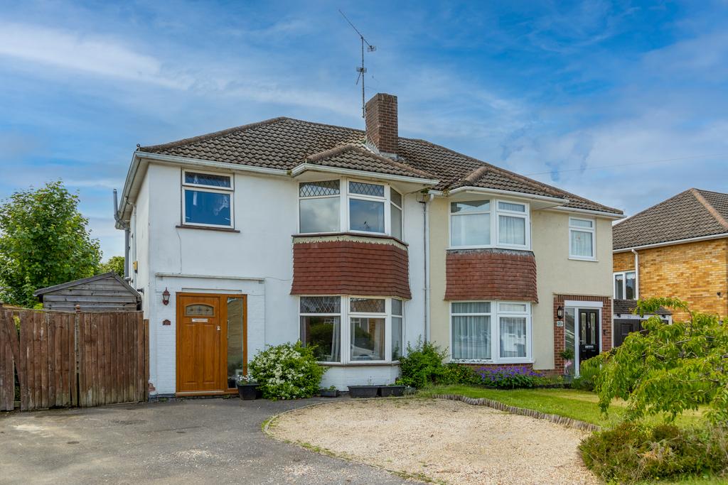 Ravensbourne Drive, Woodley, Reading, RG5 4LH 3 bed semidetached house