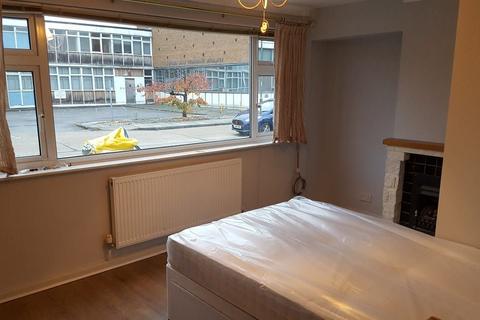 3 Ashdale Close, Twickenham, TW2 7BE