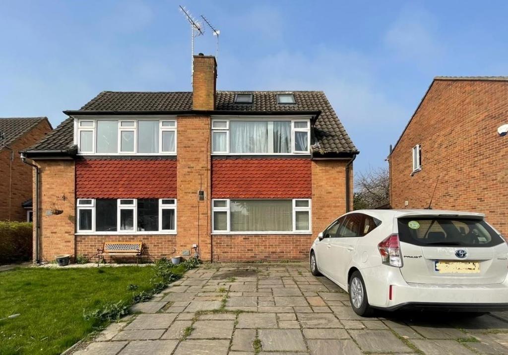3 Ashdale Close, Twickenham, Middlesex, TW2 7BE 6 bed semidetached