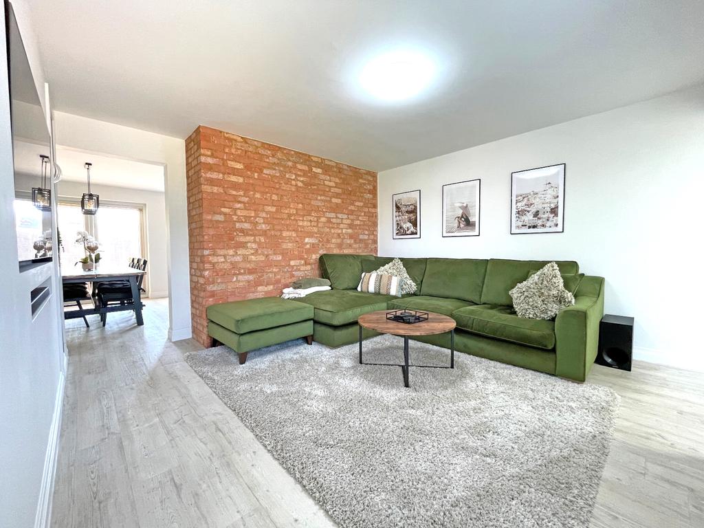 Queensway, Higham Ferrers, Rushden, NN10 8BU 3 bed semidetached house