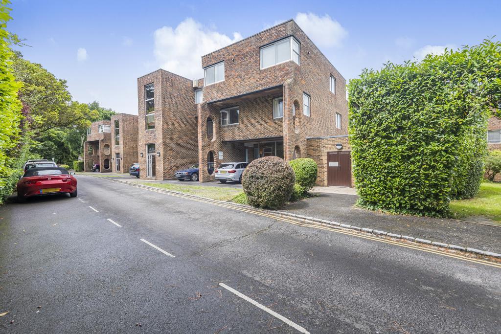 Stroudwater Park, Weybridge, KT13 2 bed apartment £1,450 pcm (£335 pw)