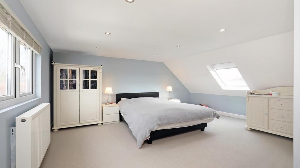 Carville Crescent, Brentford, TW8 3 bed house for sale £675,000