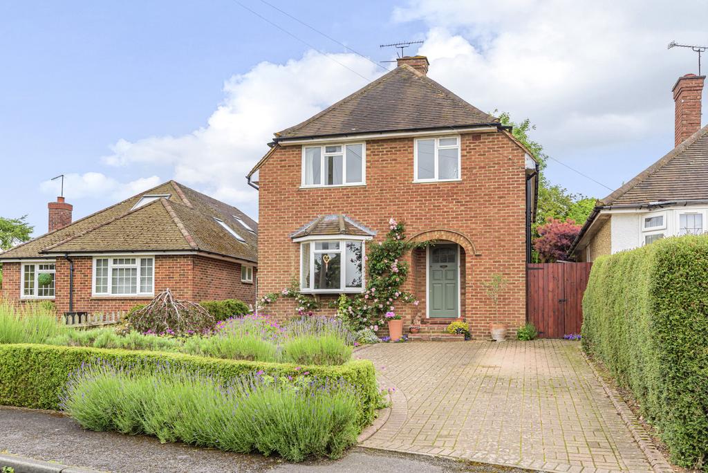 Tor Road, Farnham, GU9 5 bed detached house - £900,000