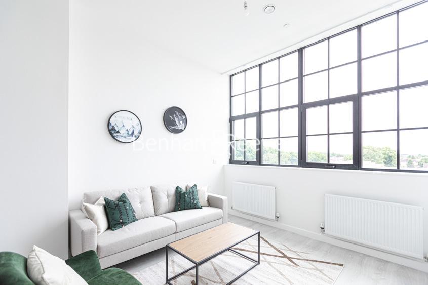Carnation Gardens, Hayes UB3 2 bed apartment £1,600 pcm (£369 pw)