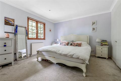 4 bedroom detached house to rent, Drakes Close, Esher, KT10