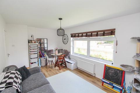 2 bedroom flat for sale, Hillmead, Crawley, West Sussex. RH11 8RR