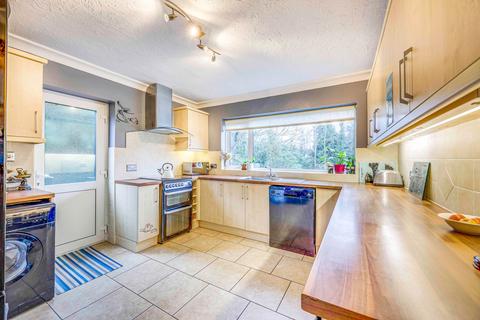 32 Burrows Way, Rayleigh, SS6 7DG