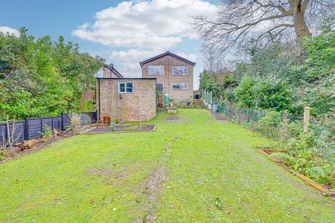 32 Burrows Way, Rayleigh, SS6 7DG