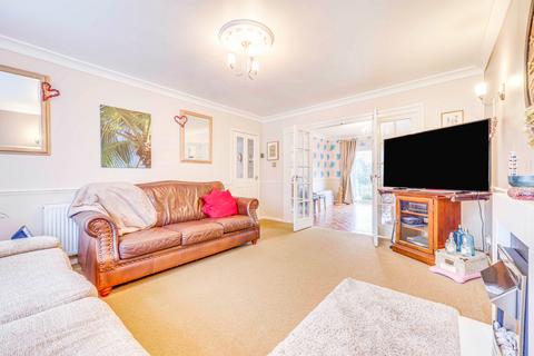 32 Burrows Way, Rayleigh, SS6 7DG