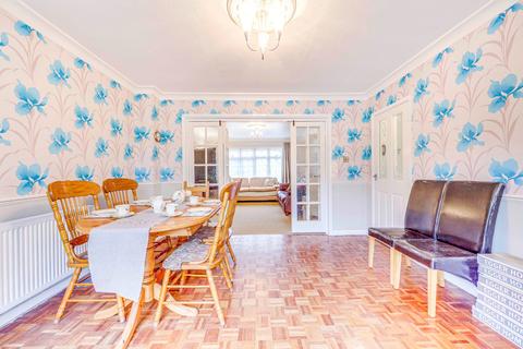 32 Burrows Way, Rayleigh, SS6 7DG