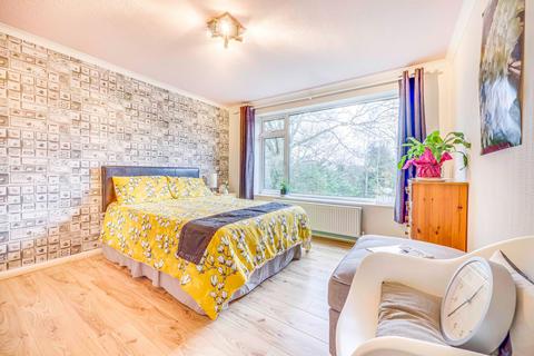 32 Burrows Way, Rayleigh, SS6 7DG
