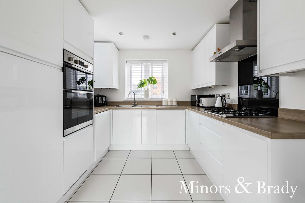 Wainscot Drive, Bradwell 3 bed semidetached house £270,000