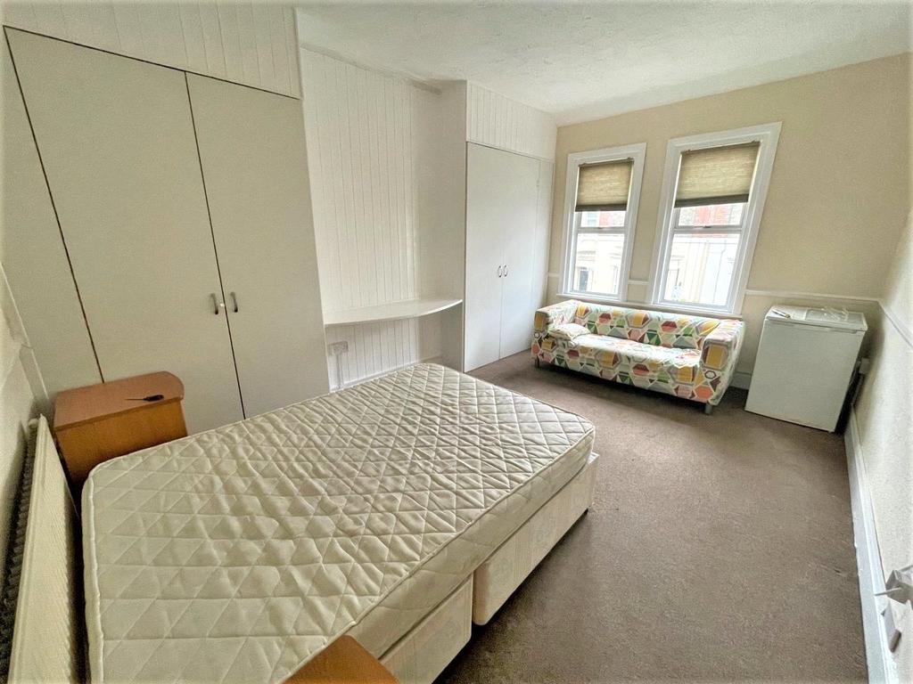 Darnley Street, Gravesend, Kent Studio £575 pcm (£133 pw)