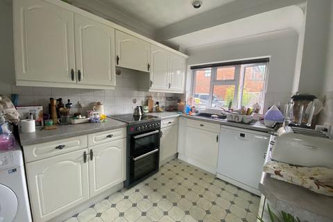 3 bedroom semi-detached house to rent - Farriers Close, Bovingdon, Hemel Hempstead, HP3
