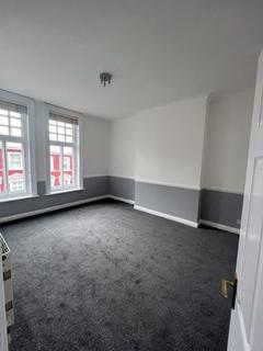 2 bedroom property to rent, Large Two Bedroom Apartment - Town Centre £1225.00