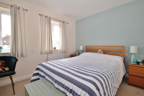 14 Appleford Drive, Carterton, OX18 1HT