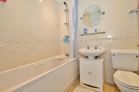 14 Appleford Drive, Carterton, OX18 1HT