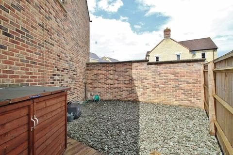 14 Appleford Drive, Carterton, OX18 1HT