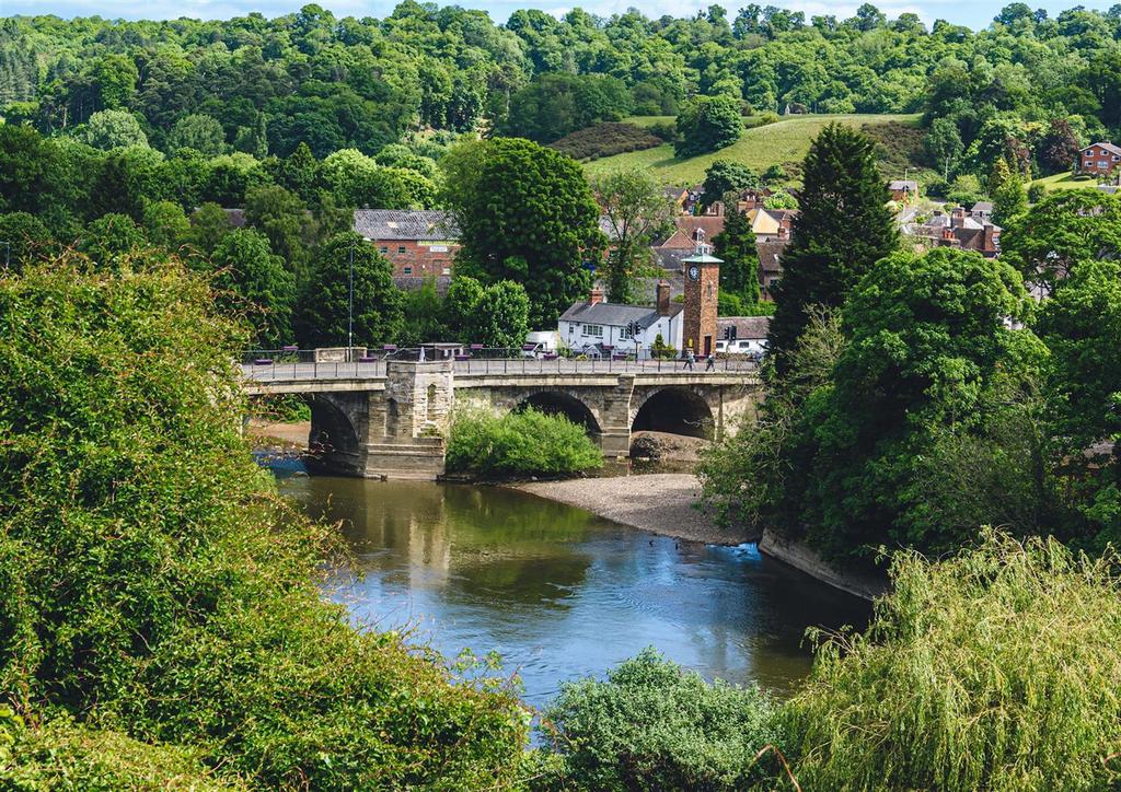 Castle Cliffe House bridge.jpg