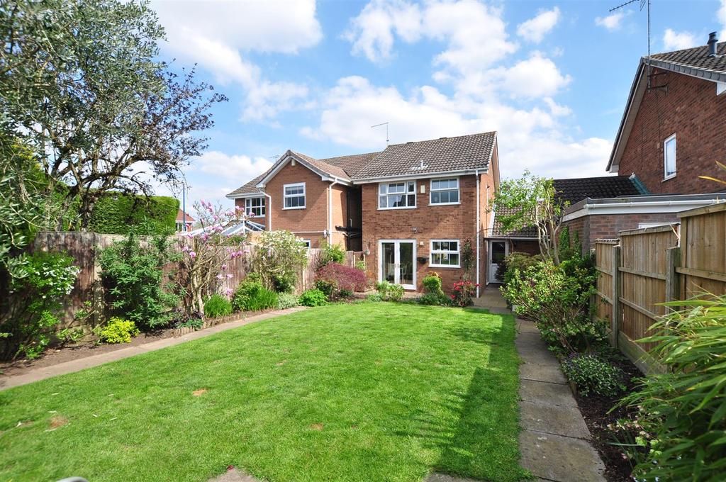 Marshwood Croft, Halesowen 3 bed link detached house £310,000