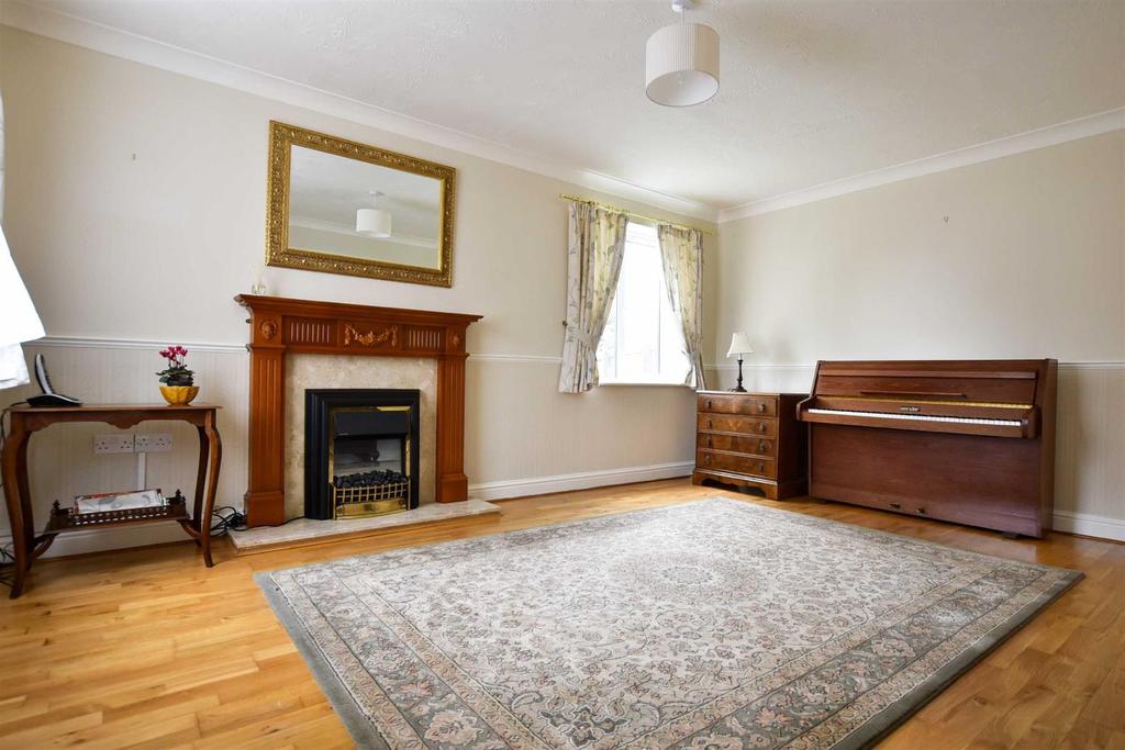 Churchill Road, Earls Barton 3 bed detached house £325,000