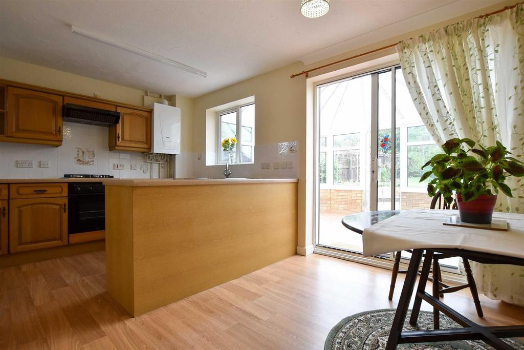 Churchill Road, Earls Barton 3 bed detached house £325,000