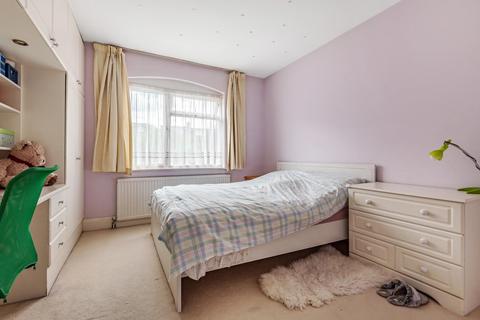 11 Chanctonbury Way, London, N12 7JB