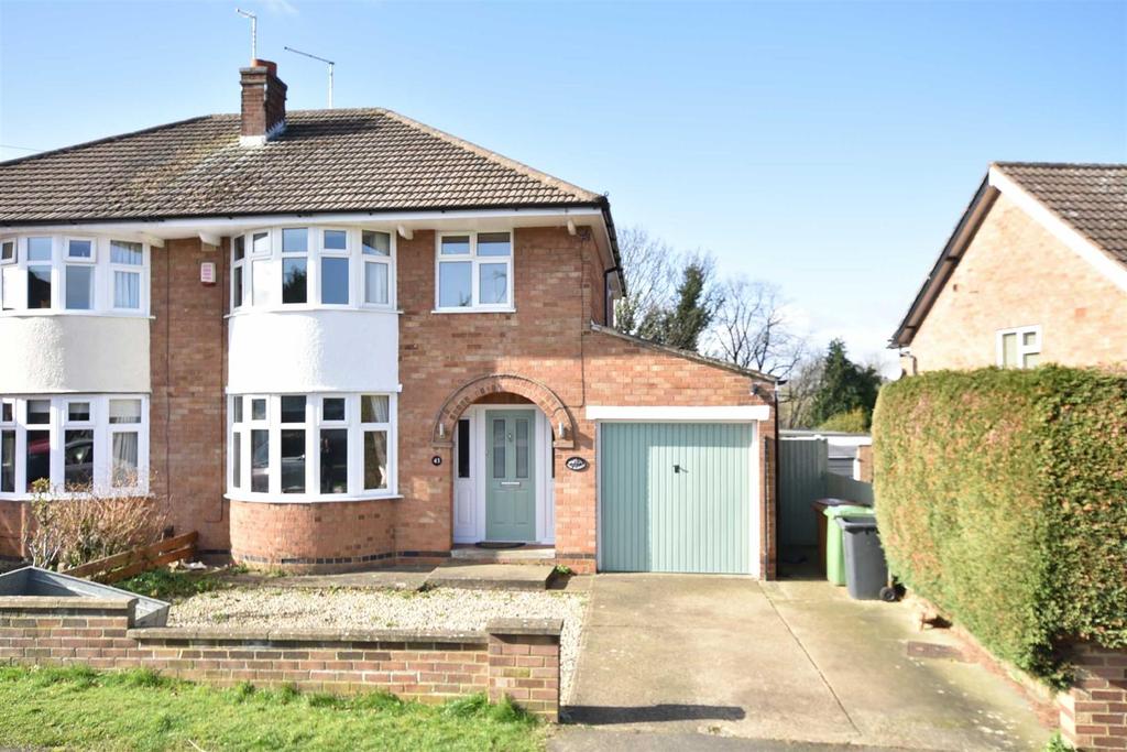 The Headlands, Wellingborough 3 bed semidetached house £299,950