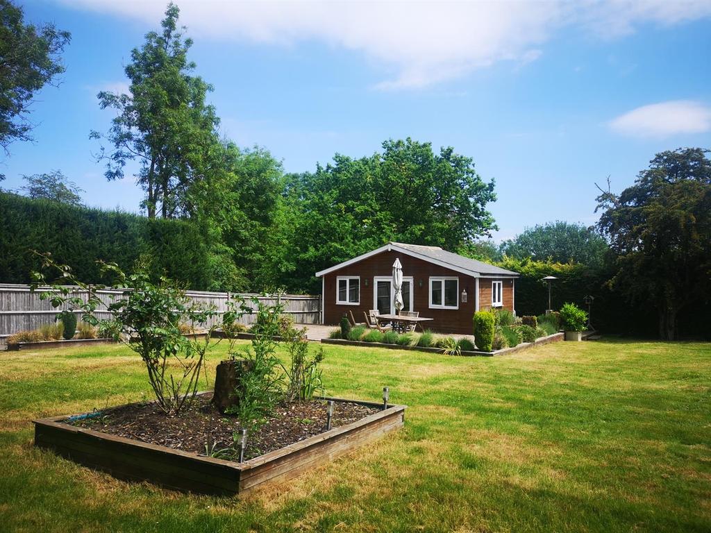 Brighton Road, Lower Kingswood, Tadworth 3 bed detached bungalow £