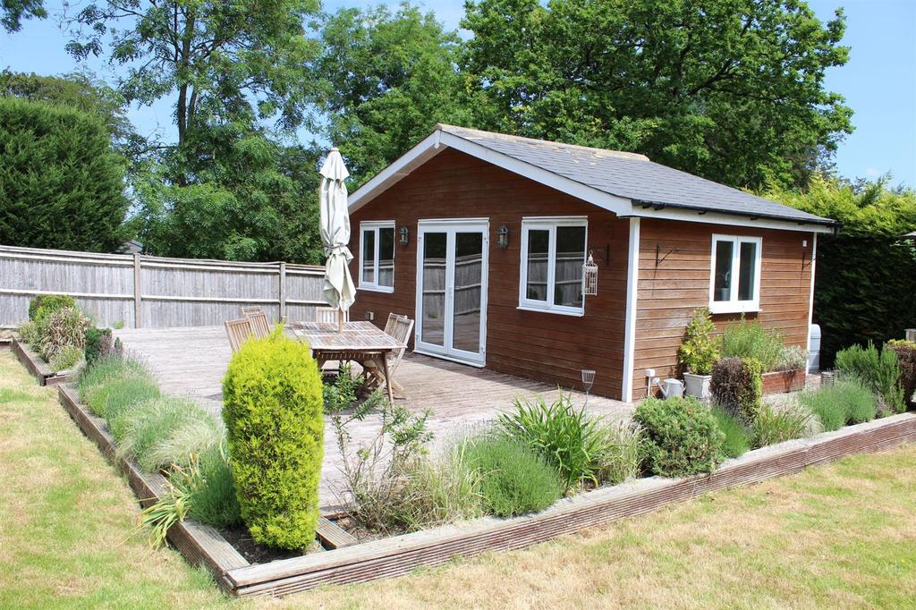 Brighton Road, Lower Kingswood, Tadworth 3 bed detached bungalow £