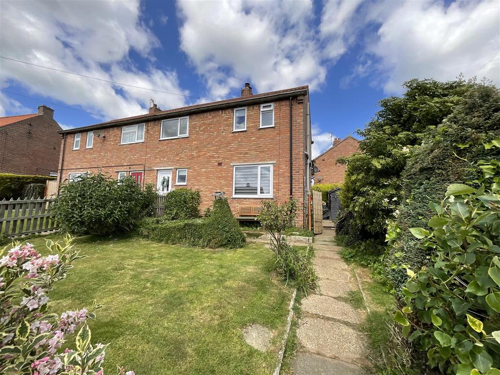 Westway, Eastfield, Scarborough 3 bed semidetached house £170,000