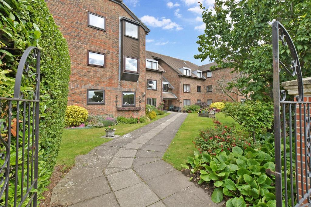Oaklands Road, Havant, Hampshire 2 bed flat £240,000