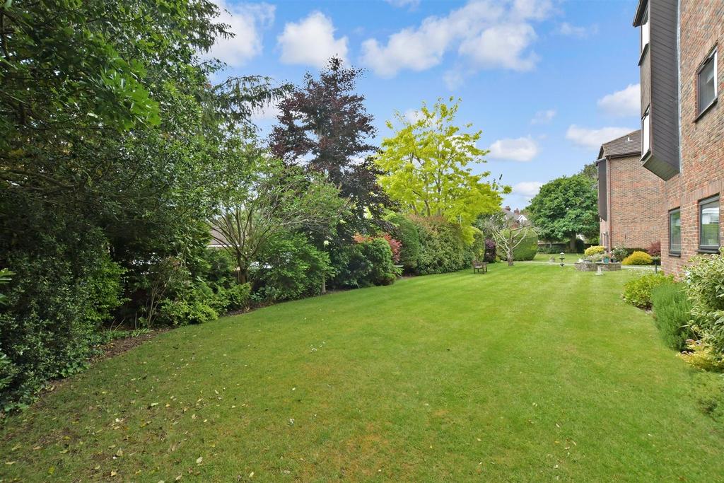 Oaklands Road, Havant, Hampshire 2 bed flat £240,000