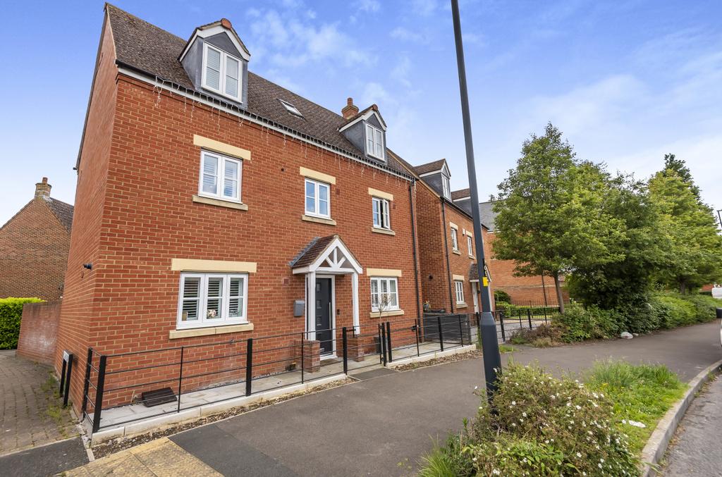 Voyager Drive, Oakhurst, Swindon, SN25 5 bed detached house £450,000