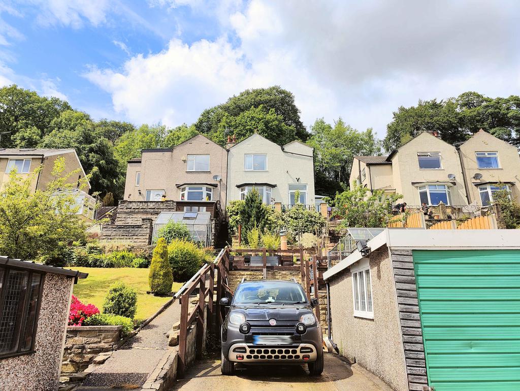 Parkfield Drive, Sowerby Bridge HX6 3 bed semidetached house £225,000