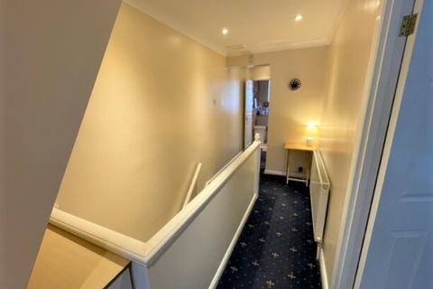 2 bedroom flat to rent - North Street, Romford
