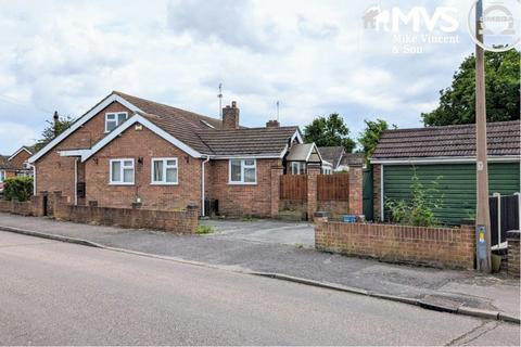 3 bedroom bungalow for sale, Leys Drive, Little Clacton, Clacton-on-Sea